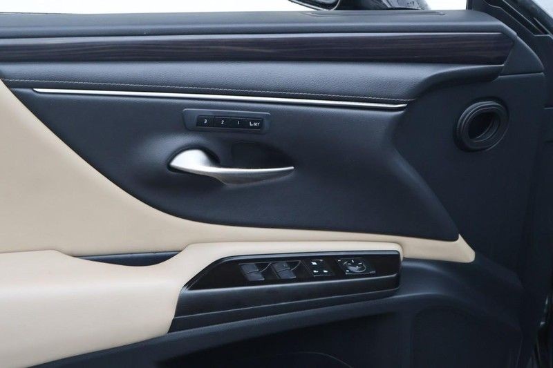 Lexus ES Vehicle Full-screen Gallery Image 15