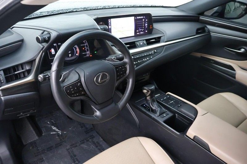 Lexus ES Vehicle Full-screen Gallery Image 16