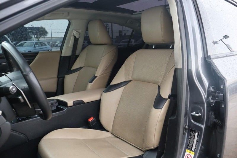 Lexus ES Vehicle Full-screen Gallery Image 17