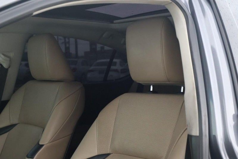 Lexus ES Vehicle Full-screen Gallery Image 18