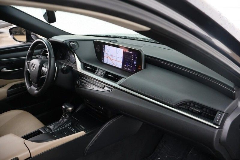 Lexus ES Vehicle Full-screen Gallery Image 19