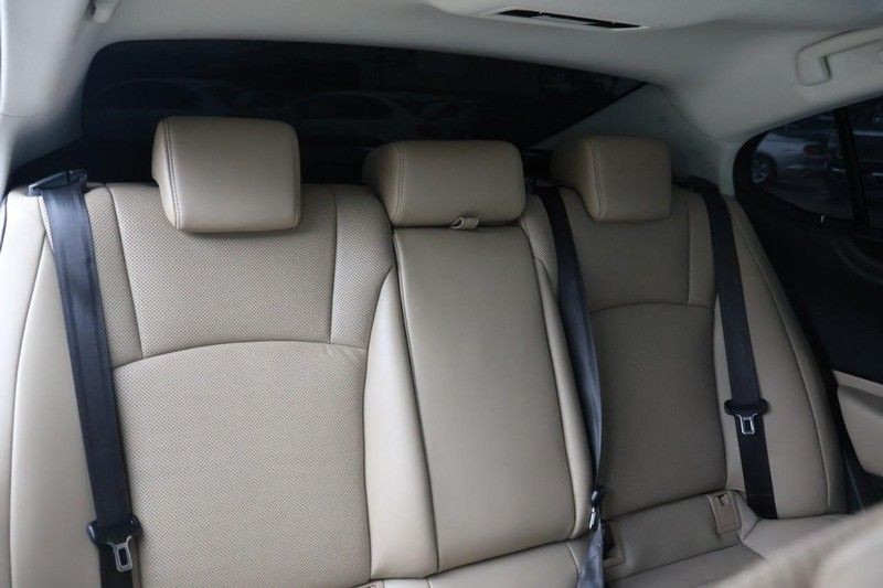 Lexus ES Vehicle Full-screen Gallery Image 21