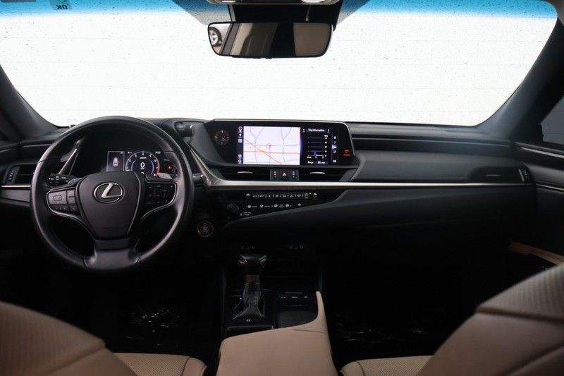 Lexus ES Vehicle Full-screen Gallery Image 22