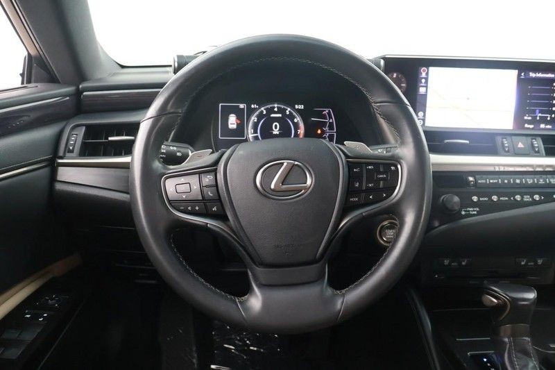 Lexus ES Vehicle Full-screen Gallery Image 24