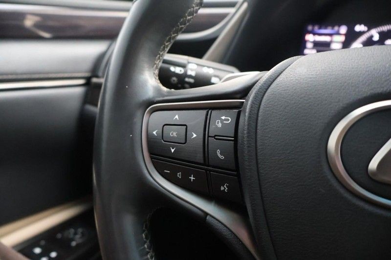 Lexus ES Vehicle Full-screen Gallery Image 25