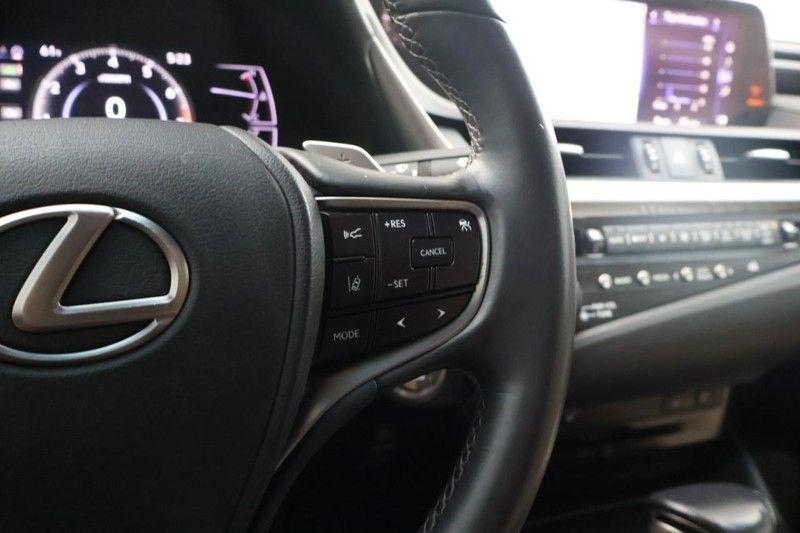 Lexus ES Vehicle Full-screen Gallery Image 26