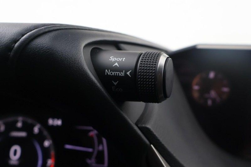 Lexus ES Vehicle Full-screen Gallery Image 27