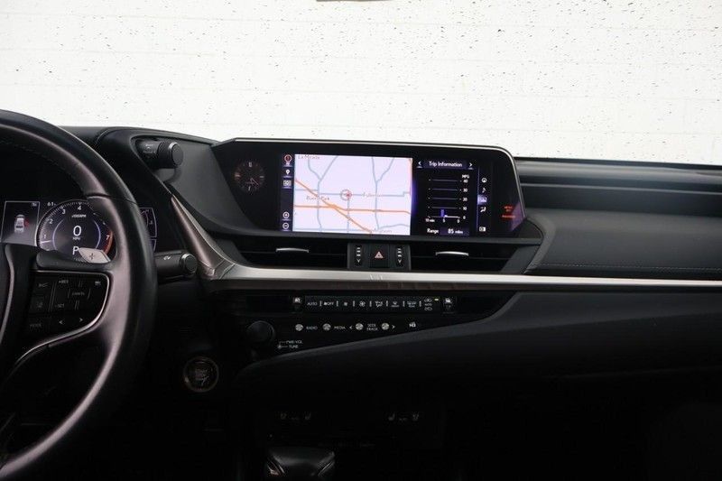 Lexus ES Vehicle Full-screen Gallery Image 29
