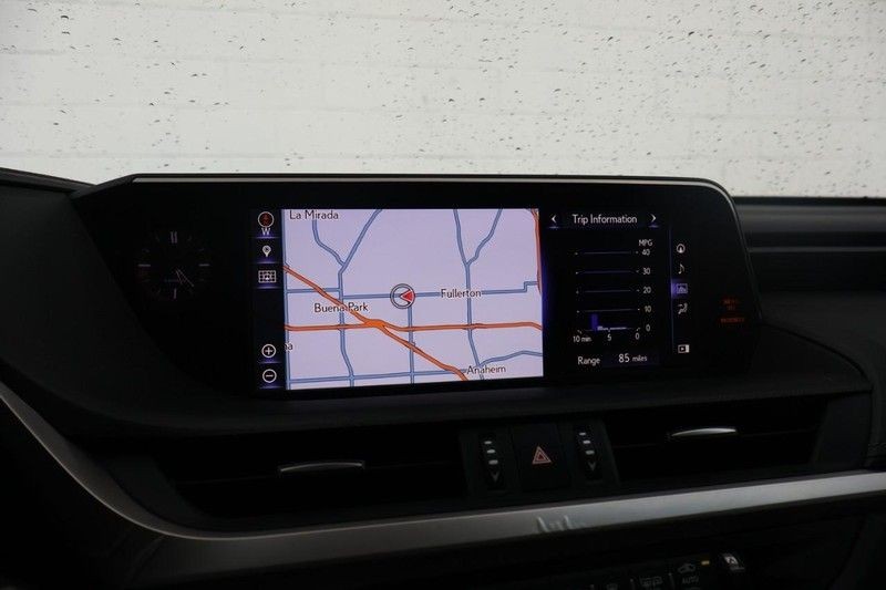 Lexus ES Vehicle Full-screen Gallery Image 30