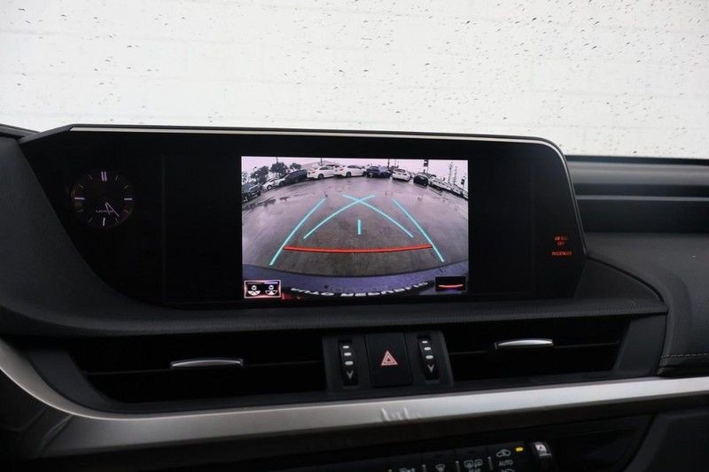 Lexus ES Vehicle Full-screen Gallery Image 31