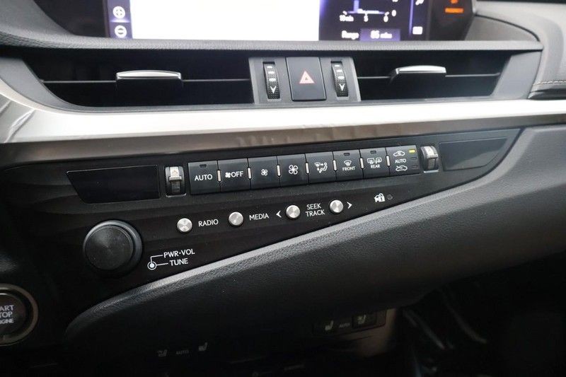 Lexus ES Vehicle Full-screen Gallery Image 32