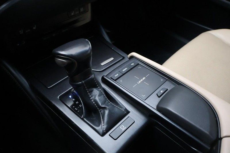 Lexus ES Vehicle Full-screen Gallery Image 33