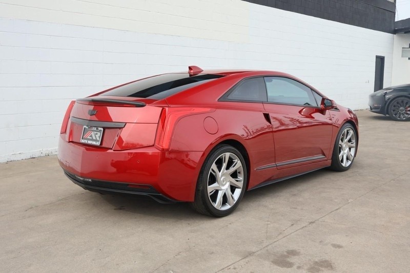 Cadillac ELR Vehicle Full-screen Gallery Image 05