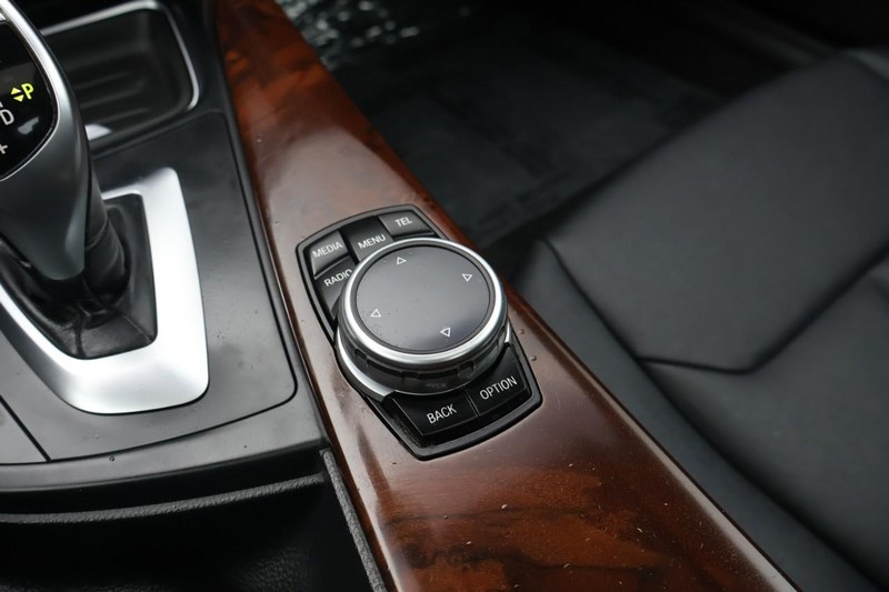 BMW 428i Vehicle Full-screen Gallery Image 32