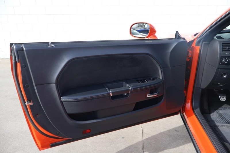 Dodge Challenger Vehicle Full-screen Gallery Image 14