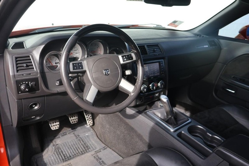 Dodge Challenger Vehicle Full-screen Gallery Image 16