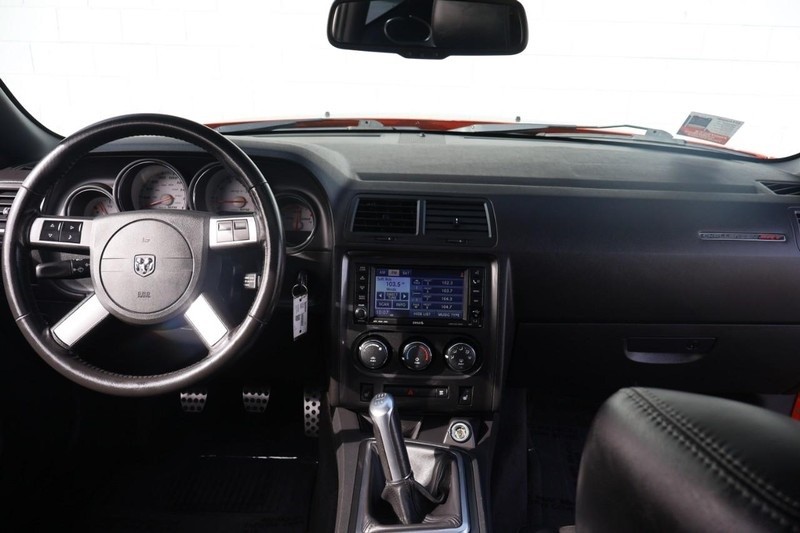 Dodge Challenger Vehicle Full-screen Gallery Image 22