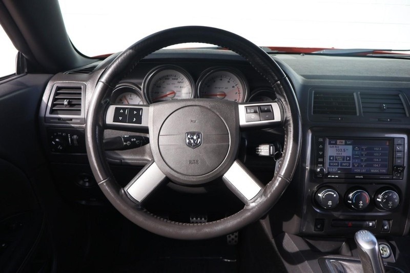 Dodge Challenger Vehicle Full-screen Gallery Image 24