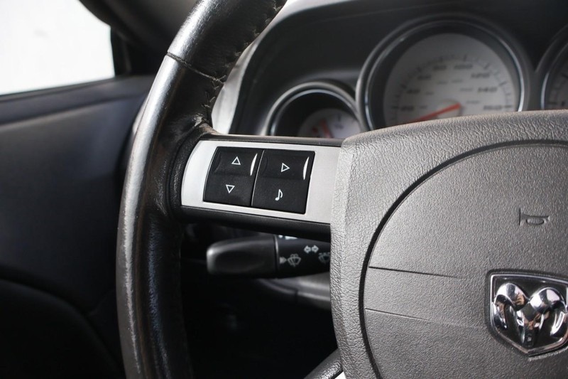 Dodge Challenger Vehicle Full-screen Gallery Image 25