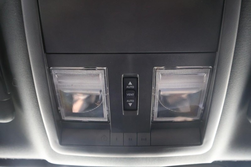 Dodge Challenger Vehicle Full-screen Gallery Image 32