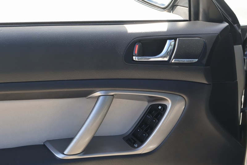 Subaru Outback Vehicle Full-screen Gallery Image 15