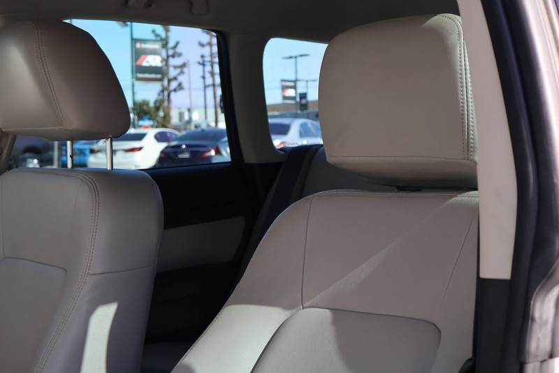 Subaru Outback Vehicle Full-screen Gallery Image 18