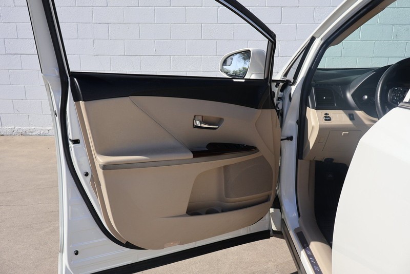 Toyota Venza Vehicle Full-screen Gallery Image 14