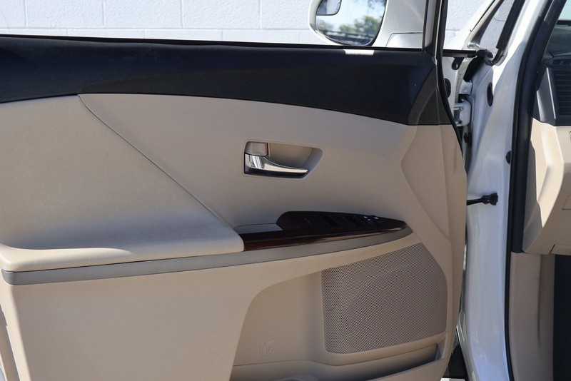 Toyota Venza Vehicle Full-screen Gallery Image 15