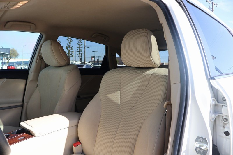 Toyota Venza Vehicle Full-screen Gallery Image 17