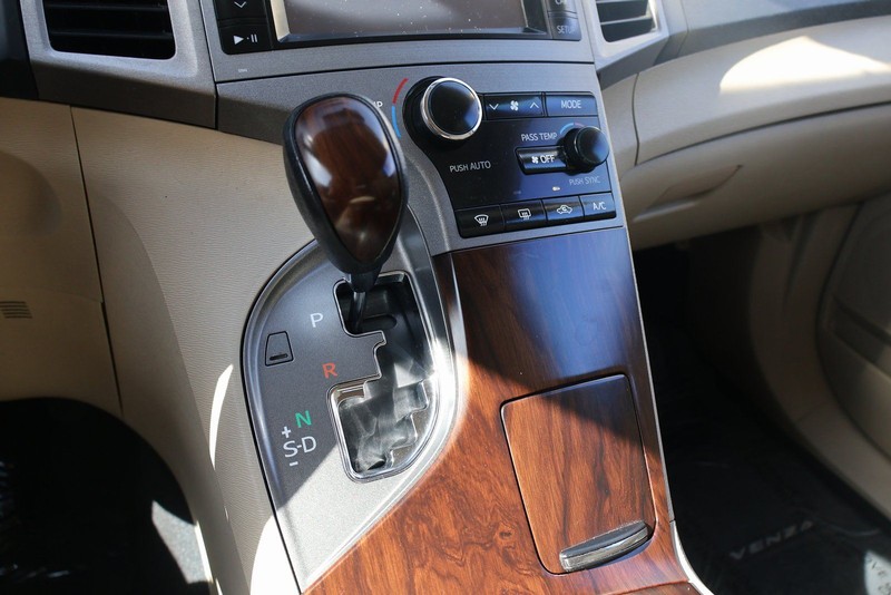 Toyota Venza Vehicle Full-screen Gallery Image 31