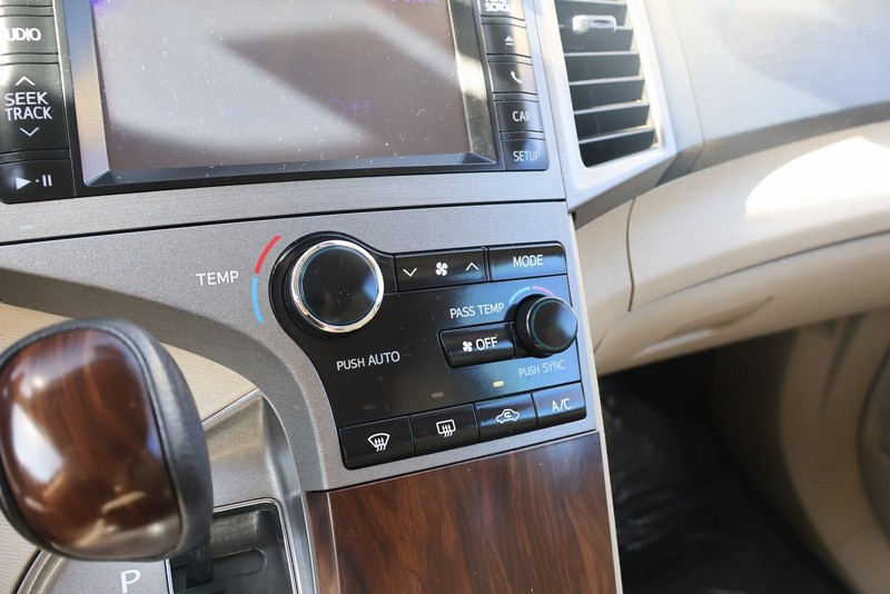 Toyota Venza Vehicle Full-screen Gallery Image 32