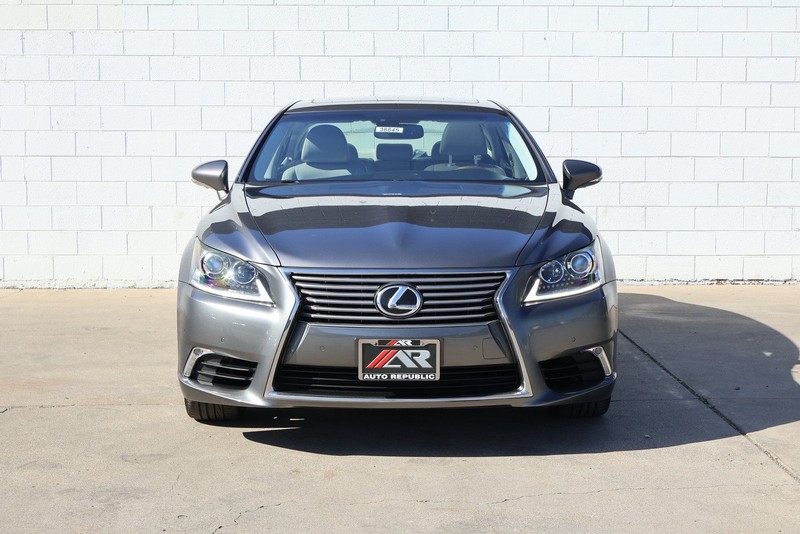 Lexus LS Vehicle Full-screen Gallery Image 02