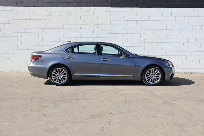 Lexus LS Vehicle Full-screen Gallery Image 04