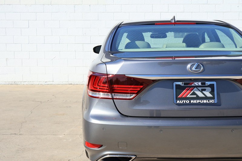 Lexus LS Vehicle Full-screen Gallery Image 07