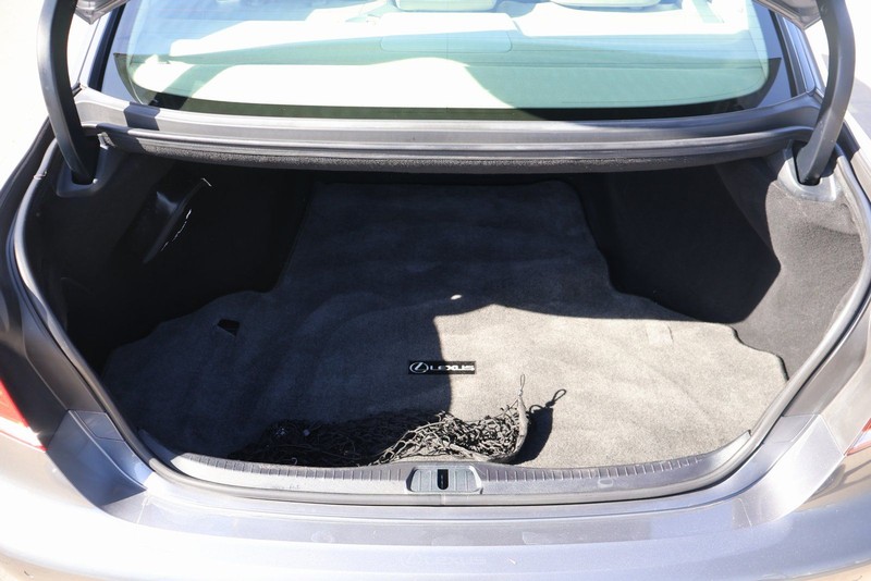 Lexus LS Vehicle Full-screen Gallery Image 08