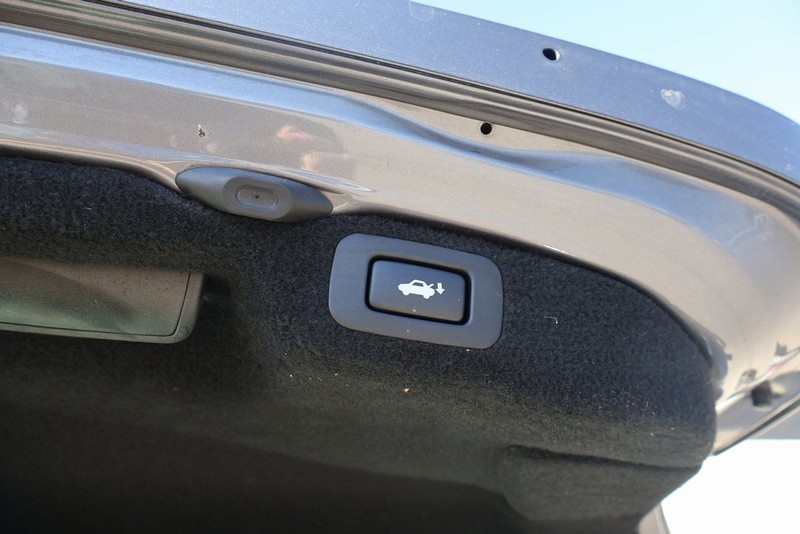 Lexus LS Vehicle Full-screen Gallery Image 09