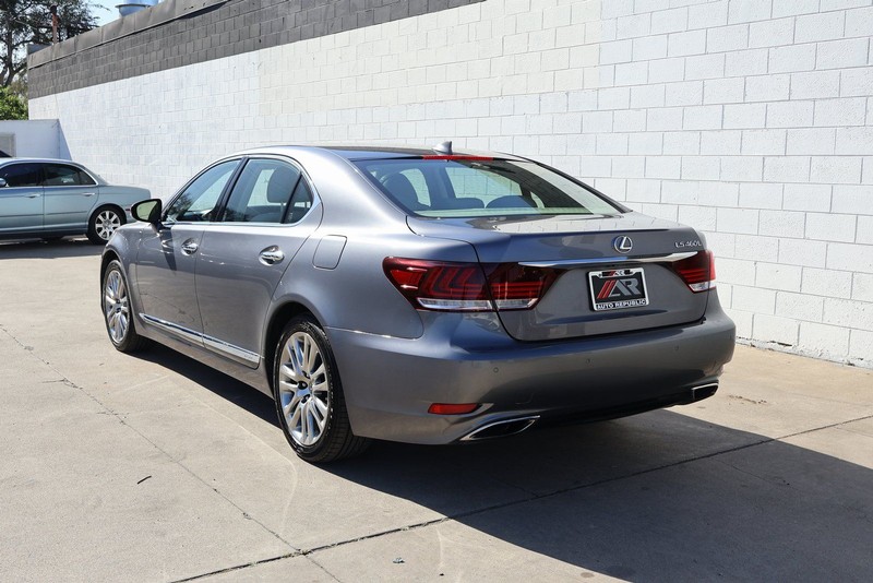 Lexus LS Vehicle Full-screen Gallery Image 10