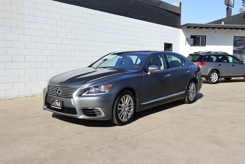 Lexus LS Vehicle Full-screen Gallery Image 12
