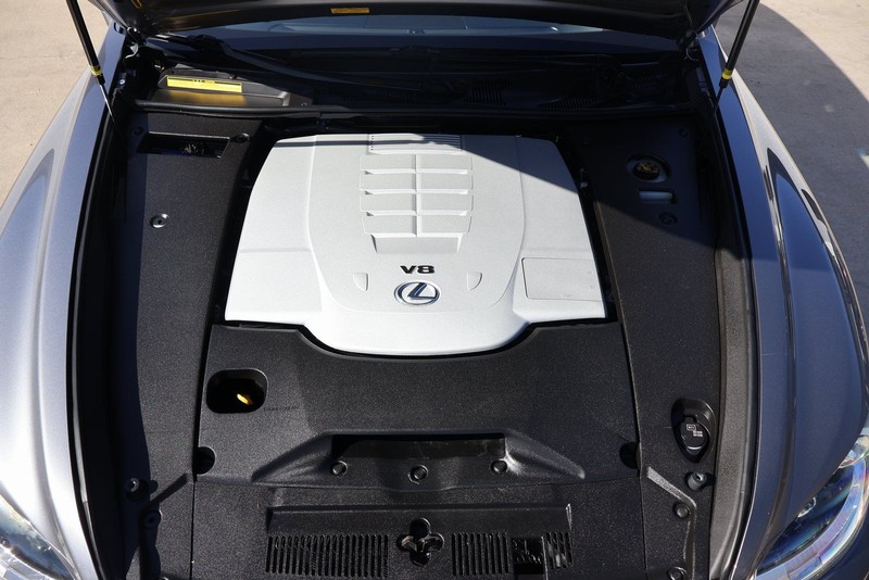 Lexus LS Vehicle Full-screen Gallery Image 13