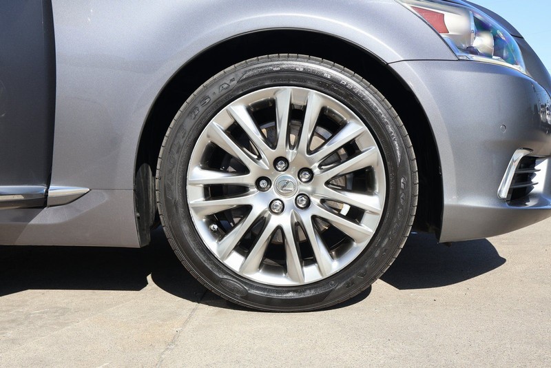 Lexus LS Vehicle Full-screen Gallery Image 14