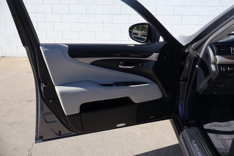 Lexus LS Vehicle Full-screen Gallery Image 15