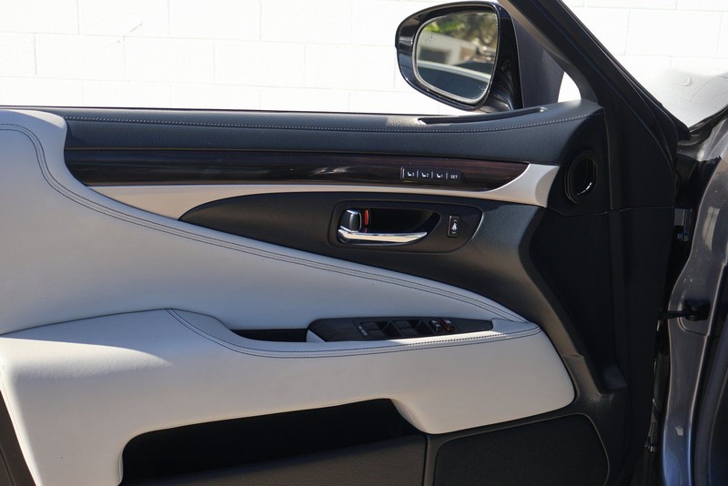 Lexus LS Vehicle Full-screen Gallery Image 16