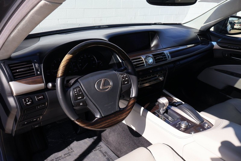 Lexus LS Vehicle Full-screen Gallery Image 17