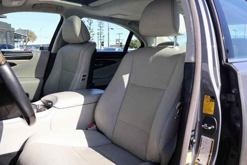 Lexus LS Vehicle Full-screen Gallery Image 19