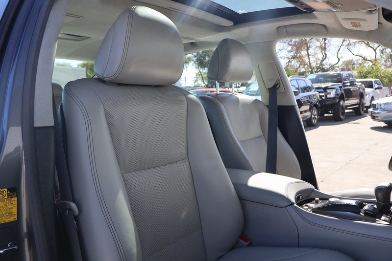 Lexus LS Vehicle Full-screen Gallery Image 21