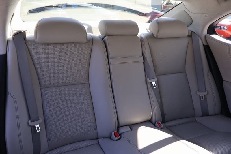 Lexus LS Vehicle Full-screen Gallery Image 22