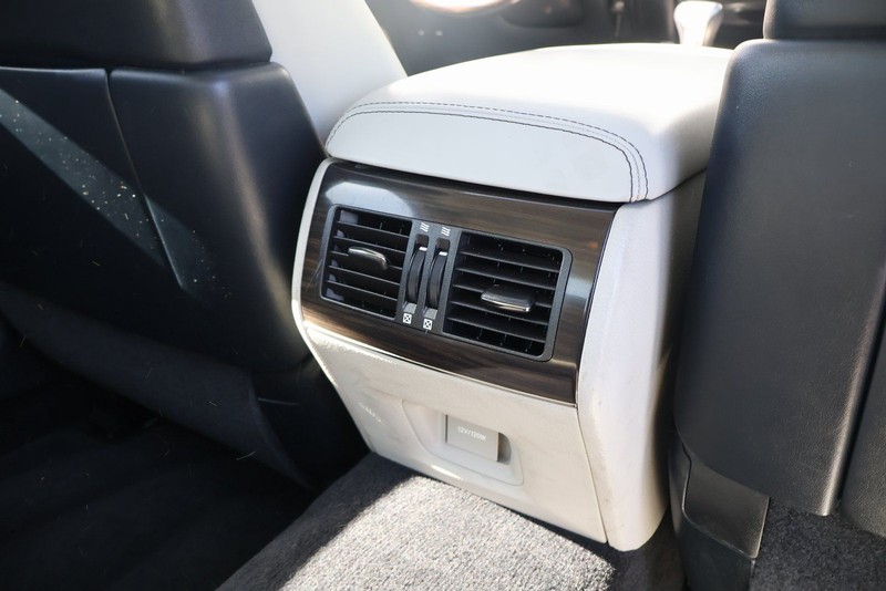 Lexus LS Vehicle Full-screen Gallery Image 23