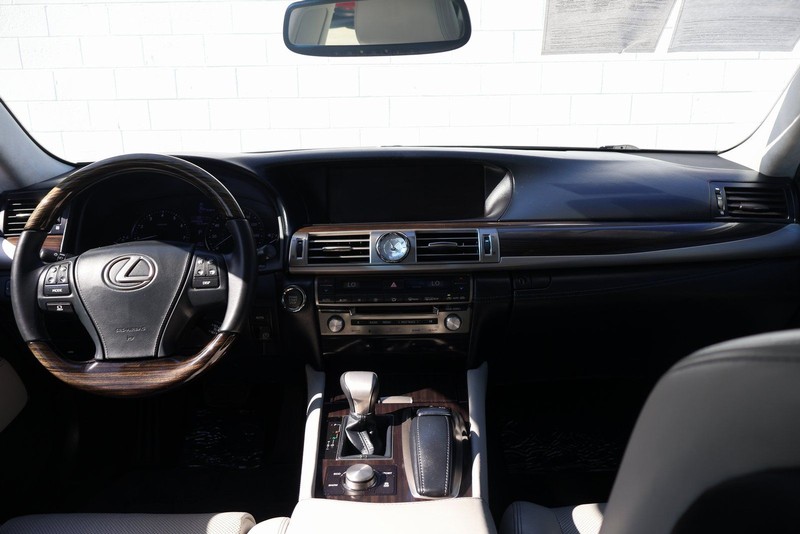 Lexus LS Vehicle Full-screen Gallery Image 24