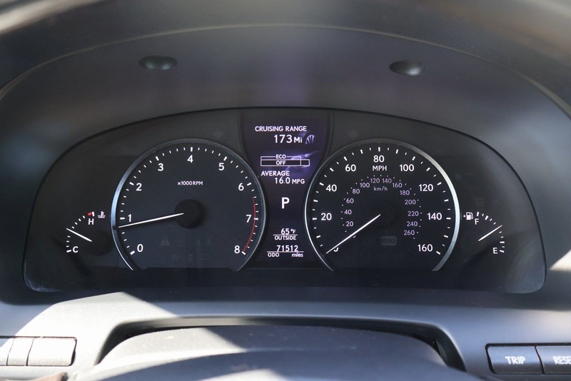 Lexus LS Vehicle Full-screen Gallery Image 25