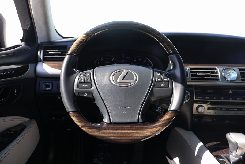 Lexus LS Vehicle Full-screen Gallery Image 26
